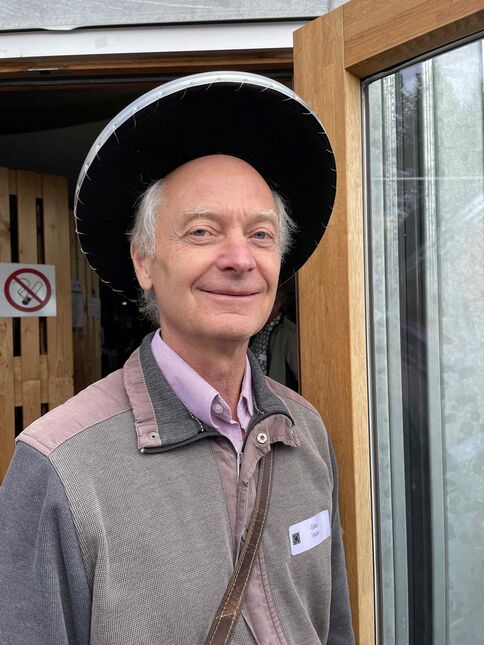 Spenglermeister Gilles Vivian hat seinen Hut verziert mit kunstvoller Spenglerarbeit: saubere Hutwasser-Ableitung. (Foto: Peter Warthmann